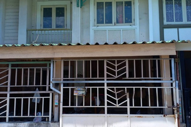   ขาย บ้านเดี่ยว/ทาวน์เฮ้าส์/คอนโด โครงการพฤกษา 13  ถนน/ซอย ตำบลคลองสาม อำเภอคลองหลวง จังหวัดปทุมธานี  ราคา  1,400,000     บาท  (ราคาต่อรองได้)  รายละเอียดทรัพย์ -  เนื้อที่ 18.0 ตรว.  พื้นที่ใช้สอย  78.0 ตรม. -  3 ห้องนอน 2 ห้องน้ำ  -  1 ที่จอดรถ  -  บ้านหันไปทางทิศ เหนือ  พิกัดทรัพย์ : https://maps.app.goo.gl/CDpyvtBwByJLF3Hm7  สถานที่ใกล้เคียง  - ทางด่วนวงแหวนตะวันออกกาญจนาภิเษก- ฟิวเจอร์พาร์ค รังสิต- เทสโก้ โลตัส รังสิต-
