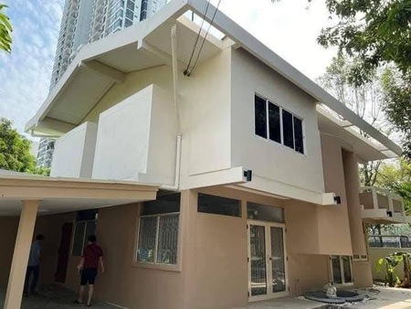 ขาย #บ้านเดี่ยว ซอยพหลโยธิน 33 แยก1/1 #ใกล้เมเจอร์รัชโยธิน #ย่านจตุจักรราคา 20,000,000  บาท#รายละเอียดประเภททรัพย์ : บ้านเดี่ยว 2 ชั้นตำแหน่งบ้าน : หลังมุมขนาด : 114 ตารางวาพื้นที่ใช้สอย :  200 ตรม.จำนวนห้อง :  4 ห้องนอน  3 ห้องน้ำ ห้องแม่บ้าน : 1 ห้องที่จอดรถ : 2 คันทิศบ้าน : ทิศตะวันตกเฟอร์นิเจอร์/เครื่องใช้ไฟฟ้า : บ้านเปล่าอายุบ้าน : 20 ปี*ปัจจุบันไม่มีผู้พักอาศัยอยู่#ทำเล ที่ตั้ง / สถานที�