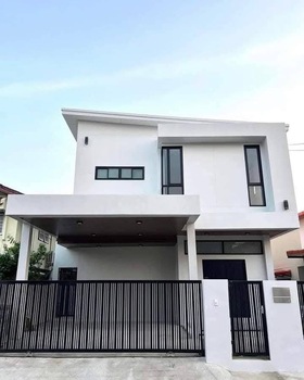 ขาย #บ้านเดี่ยว หมู่บ้านบางนา วิลล่า ซอยบางนาตราด 39 #ใกล้เมกาบางนา #ย่านบางนาราคาขาย 8,500,000 บาท#รายละเอียดประเภททรัพย์ : บ้านเดี่ยว 2 ชั้นหมู่บ้าน : บางนาวิลล่าตำแหน่งบ้าน : หลังกลางขนาด : 50 ตารางวาพื้นที่ใช้สอย : 250  ตรม.จำนวนห้อง : 4 ห้องนอน 5 ห้องน้ำ 2 ห้องนั่งเล่นที่จอดรถ : 2 คันทิศบ้าน : ทิศเหนือเฟอร์นิเจอร์/เครื่องใช้ไฟฟ้า : ตามในรูปอายุบ้าน : 1 ปี*ปัจจุบันไม่มีผู้พักอาศั�