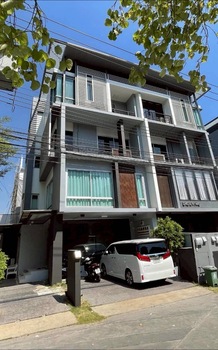 ให้เช่า #โฮมออฟฟิศ 4 ชั้น โครงการ B Square by Sansiri ตึกทำเลทองใจกลางเมือง ราคาเช่า : 85,000 บาท/เดือน#รายละเอียดประเภททรัพย์ : อาคาร 4 ชั้น + ดาดฟ้า (ชั้น 5)โครงการ : B Square by Sansiriขนาดเนื้อที่ :  48 ตร.วา (หน้ากว้าง 7 เมตร / มีพื้นที่ด้านข้าง 2 เมตร)พื้นที่ใช้สอย : 400 ตร.ม.ที่จอดรถส่วนตัวในอาคาร  : 3 คัน + หน้าอาคาร 2 คันเหมาะทั้งทำออฟฟิศ และพักอาศัย- แอร์ครบทุกห้อง- เพิ่งรีโนเวทใหม่ ทาสีทั้งหลัง (ใน-นอก)**�