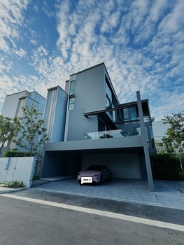 ให้เช่า #บ้านเดี่ยว หมู่บ้าน VIVE กรุงเทพกรีฑาตัดใหม่ ติดถนนคู่ขนานกาญจนาภิเษก #ใกล้สนามกอล์ฟยูนิโก้ #ใกล้WellingtonCollege #ใกล้BrightonCollegeราคาเช่า : 400,000 บาท/เดือน#รายละเอียดประเภททรัพย์ : บ้านเดี่ยว 3 ชั้น พร้อมลิฟต์ส่วนตัวหมู่บ้าน : VIVE กรุงเทพกรีฑาตัดใหม่ ขนาดที่ดิน : 101 ตรว.พื้นที่ใช้สอย : 421 ตรม.จำนวนห้อง : 4 ห้องนอน 5 ห้องน้ำ - 1 ห้องนั่งเล่น+ห้องทำงาน - 1 ห้องแม่บ้าน พร้อมลานซักล้างที่จ�