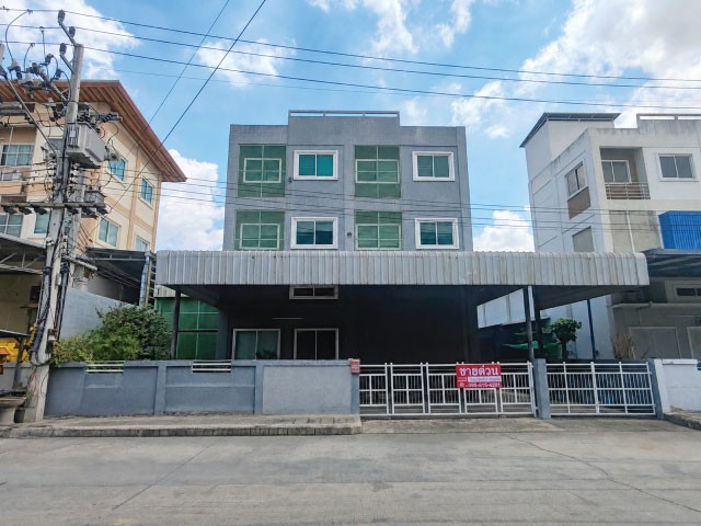 ขายโกดังพร้อมสำนักงาน 3 ชั้น TK Factory Park 140 ตรว. ต.คลองพระอุดม อ.ลาดหลุมแก้ว จ.ปทุมธานี KRNB95025ห้ามพลาด!! โกดังพร้อมสำนักงาน 3 ชั้น ใหม่มาก ตั้งอยู่ในโครงการ TK Factory Park ทำเลดีในโซนคลองพระอุดม–ลาดหลุมแก้ว ปทุมธานี เหมาะสำหรับผู้ประกอบการที่ต้องการพื้นที่ทำธุรกิจ โกดังเก็บสินค้า สำนักงาน คลังสินค้าออนไลน์ หรือศูนย์กระจายสินค้าตัวอาคารออกแบบให้ใช้งานได้หลากหลาย มีพื้นที่