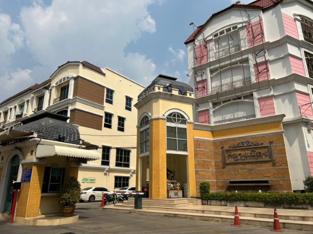 ขาย ทาวน์เฮ้าส์ บ้านกลางมือง รัชดาลาดพร้าว บ้านกลางเมือง แยกรัชดา-ลาดพร้าว 22 ตร.วา 4 ห้องนอน 9,000,000 บาทรหัสทรัพย์ : บ้านกลางเมือง แยกรัชดา-ลาดพร้าวต้องการ : ขายประเภทอสังหา : ทาวน์เฮ้าส์สถานที่ : บ้านกลางมือง รัชดาลาดพร้าวจังหวัด: กรุงเทพเขต : จตุจักร   แขวง : จันทรเกษม   ถนน : ลาดพร้าวซอย : ลาดพร้าวสถานที่ใกล้ : Central  ลาดพร้าว ยูเนี่ยนมอล์ MRT ลาดพร้าว พื้นที่ : 22 ตารางวาพื้นที่