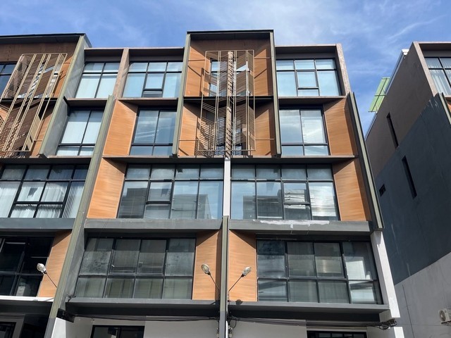RPJ2278ให้เช่า โฮมออฟฟิศ 5 ชั้น  สไตล์ Modern Luxury Loft  ลิฟต์ส่วนตัว 2 ตัว ใกล้ BTS อ่อนนุช เนื้อที่  54 ตร.ว.  พื้นที่ใช้สอย 760 ตร.ม. สนใจติดต่อคุณเจี๊ยบ โทร092-851-6969Line : Keti2522ราคาเช่า 220,000 บาท/เดือน   ซอย อ่อนนุช 30แขวงอ่อนนุช, เขตสวนหลวง กรุงเทพมหานคร 10250รายละเอียด- สูง 5 ชั้น- หน้ากว้าง 11.4 ม.- 12 ห้องทำงาน- 6 ห้องน้ำ - ครัว 6 จุด- ลิฟต์ส่วนตัว 2 ตัว- แอร์รวม 20 ตัว- จอดรถส่วนตัว 6 คัน + ที่จอดส่วนกลางในโครงการThe Pride Sukhumvi