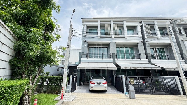 รหัสทรัพย์&nbsp; : 6534ทาวน์โฮม บ้านกลางเมือง รัชดา - วงศ์สว่าง หลังริม สภาพใหม่พร้อมอยู่&nbsp;ใกล้ MRT สถานีแยกติวานนท์ที่ตั้ง :&nbsp;ถนนพิบูลสงคราม ตำบลบางเขน อำเภอเมืองนนทบุรี จังหวัดนนทบุรี 11000รายละเอียดทรัพย์&nbsp;- ทาวน์โฮม&nbsp;3&nbsp;ชั้น ขนาดพื้นที่ 39.8&nbsp;ตารางวา พื้นที่ใช้สอย 180&nbsp;ตารางเมตร- 4&nbsp;ห้องนอน, 4&nbsp;ห้องน้ำ, 1 ห้องรับแขก, 1 ห้องนั่งเล่น, 2&nbsp;ห้องครัว, 2&nbsp;ที่จอดรถ&nbsp;- แอร์ 2 เครื่อง, ป�