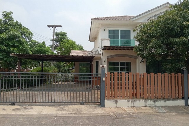   ขาย บ้านเดี่ยว/ทาวน์เฮ้าส์/คอนโด โครงการมัณฑนา รังสิต สอง  ถนนรังสิต – นครนายก ตำบล ประชาธิปัตย์ อำเภอ คลองหลวง จังหวัด ปทุมธานี  ราคา   5,050,000    บาท  (ราคาต่อรองได้)  รายละเอียดทรัพย์ -  เนื้อที่ 82.5 ตรว. พื้นที่ใช้สอย 157.0 ตรม. -  3 ห้องนอน 2 ห้องน้ำ  -  1 ที่จอดรถ  -  บ้านหันไปทางทิศ ใต้  พิกัดทรัพย์ : https://maps.app.goo.gl/ieyKtUVV912Da2ie8  สถานที่ใกล้เคียง  - Mega Furniture Market รังสิต-คลอง2- โรงพยาบาลบางปะกอก-รังสิต 2- มห�