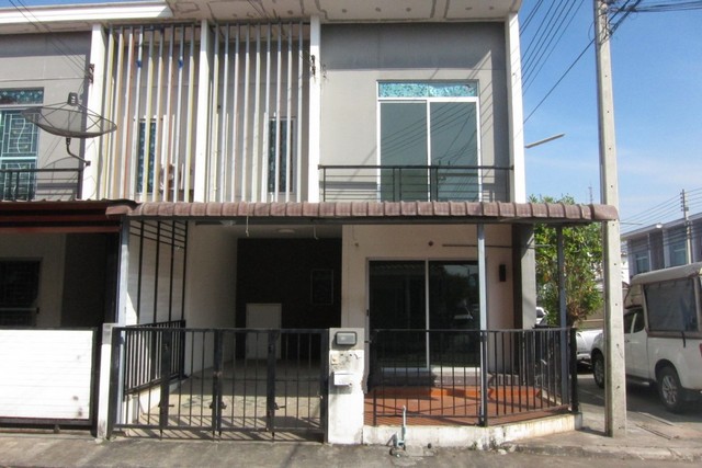   ขาย บ้านเดี่ยว/ทาวน์เฮ้าส์/คอนโด โครงการพฤกษา 93  ถนนเทพกุญชร 2 ตำบลคลองหนึ่ง อำเภอคลองหลวง จังหวัดปทุมธานี  ราคา   1,950,000    บาท  (ราคาต่อรองได้)  รายละเอียดทรัพย์ -  เนื้อที่ 18.1 ตรว.  พื้นที่ใช้สอย 85.0 ตรม. -  3 ห้องนอน 2 ห้องน้ำ  -  1 ที่จอดรถ  -  บ้านหันไปทางทิศ ตะวันตก  พิกัดทรัพย์ : https://maps.app.goo.gl/77cR9MXpMXPYHQBg9  สถานที่ใกล้เคียง  - ตลาดไท- ตลาดไอยรา- เเม็คโคร- เทสโก้ โลตัส- ฟิวเจอร์พาร์ค รังสิต  รหัส�