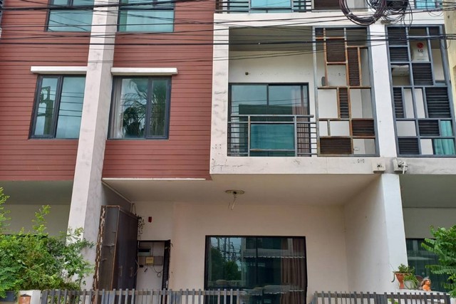   ขาย บ้านเดี่ยว/ทาวน์เฮ้าส์/คอนโด โครงการไอฟิลด์ บางนา  ถนน/ซอย ถนนเลียบวงแหวน-กาญจณาภิเษก ตำบล ดอกไม้ อำเภอประเวศ จังหวัดกรุงเทพมหานคร  ราคา   3,550,000    บาท  (ราคาต่อรองได้)  รายละเอียดทรัพย์ -  เนื้อที่ 21.3 ตร.ว. พื้นที่ใช้สอย 194 ตร.ม. -  3 ห้องนอน 3 ห้องน้ำ 2 ที่จอดรถ -  1 ที่จอดรถ  -  บ้านหันไปทางทิศ ใต้  พิกัดทรัพย์ : https://maps.app.goo.gl/XUgH7iPLFzhZ2cB88  สถานที่ใกล้เคียง   -มหาวิทยาลัยรามคำแหง (ราม 2) - ศูนย์�