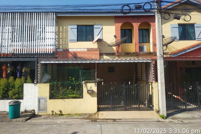   ขาย บ้านเดี่ยว/ทาวน์เฮ้าส์/คอนโด โครงการเดอะ พาลาซเซตโต้ คลองหลวง  ถนนเลียบคลอง สามตำบลคลองสาม อำเภอคลองหลวงจังหวัด ปทุมธานี  ราคา   2,050,000    บาท  (ราคาต่อรองได้)  รายละเอียดทรัพย์ -  เนื้อที่ 21.6 ตรว  พื้นที่ใช้สอย 112 ตรม. -  3 ห้องนอน 2 ห้องน้ำ  -  1 ที่จอดรถ  -  บ้านหันไปทางทิศ ใต้  พิกัดทรัพย์ : https://maps.app.goo.gl/Bx9LbkLEHAXKTBxR9  สถานที่ใกล้เคียง  - ทางด่วนวงแหวนตะวันออกกาญจนาภิเษก- ฟิวเจอร์พาร์ค ร�
