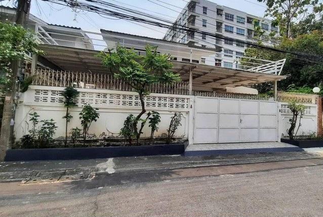 ให้เช่าบ้านเดี่ยว 2 ชั้น 77 ตรว. 3 ห้องนอน หมู่บ้านอยู่เจริญ542 ประชาราษฎร์บำเพ็ญ 24 ใกล้ สนง.เขตห้วยขวาง ใกล้ MRT ห้วยขวางติดต่อ: ชยา โทร/ID Line:: 0942823961Link Line:: https://line.me/ti/p/3xFA1An8Kcรหัส# T26-774บ้านเดี่ยว 2 ชั้น หมู่บ้านอยู่เจริญ 542 ซ.ประชาราษฏร์บำเพ็ญ 24• เนื้อที่ดิน 77 ตรว.• 3 ห้องนอน ห้องนอนใหญ่มีห้องน้ำในตัว (แอร์ 3 ห้อง เตียง ตู้เสื้อผ้า โต๊ะเครื่องแป้ง บิวท์อิน ทุกห้อง)• 3 ห้องน้ำ• จอดรถในบ้าน 4 - 6 ค�