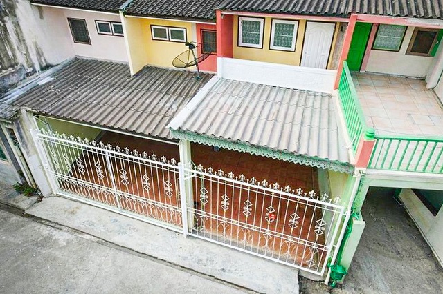 ทาวน์เฮาส์ 2 ชั้น 3นอน 2น้ำ ใกล้ MRT ศูนย์ราชการเฉลิมพระเกียรติ 700 ม.และตลาดเมืองทอง  ใกล้รพ.มงกุฎวัฒนะ11,999B-M.ขนาด 24  4แอร์  ตร.ว.บ้านตกแต่งใหม่ พื้นที่ใช้สอย 192 ตร.ม.  พร้อมเครื่องปรับอากาศ เหมาะสำหรับอยู่อาศัย เดินทางสะดวก ใกล้ศูนย์ราชการ ทำเลศักยภาพ และแหล่งไลฟ์สไตล์ครบครันสถานศึกษา Close to HospitalDestinations. 2-Storey Townhouse 3BedsNear MRT GovernmentResidential Complex Station 700 m.  and Muang Thong Market. Land Area 24 Mongkutwattana Sq.Wah with 192 Sq.m. of Usable Space. Conditioners. Ideal for  Living in a