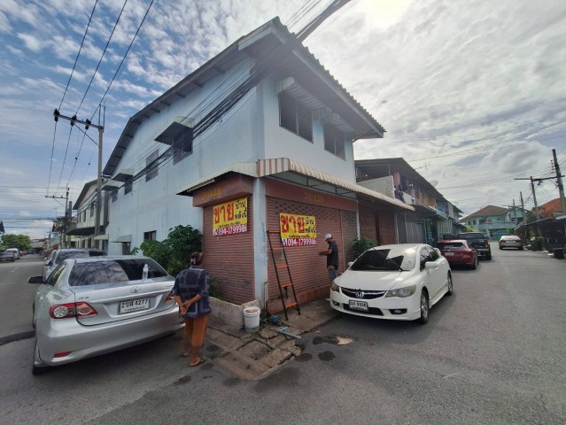 ##ทาวน์เฮ้าส์ 2 ชั้น 40 ตรว. มบ.บูรพา12 ดอนเมือง กรุงเทพฯโซน : ดอนเมือง  กรุงเทพมหานครที่ตั้ง :  28/129 ซ.เวฬุวนาราม  แขวงทุ่งสีกัน  เขตดอนเมือง  กรุงเทพมหานคร 10210ลักษณะโดยทั่วไป- ทาวน์เฮ้าส์ 2 ชั้น แปลงสวย หลังมุม ตกแต่งเรียบร้อย พร้อมอยู่- 3 ห้องนอน, 1 ห้องโถง,  3 ห้องน้ำ,  1 ห้องครัว, ที่จอดรถ 2 คัน - เนื้อที่  40   ตรว.,  พื้นที่ใช้สอย 150 ตรม.- ใกล้สนามบินดอนเมือง, ทางด่วนศรีสมาน- ใกล้รถไฟฟ้า