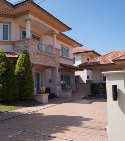 ขาย 12 ล้านบาท*ให้เช่า 35,000 /เดือน*บ้านเดี่ยวหลังใหญ่ 2 หลังดี โอเรียนทอล (The Oriental) เชียงใหม่ถนนสันกำแพงสายใหม่–ดอนจั่น ต.ไชยสถาน อ.สารภี .บ้านหลังใหญ่ พร้อมสิ่งปลูกสร้างครบบนที่ดินขนาด 149.3 ตารางวาอาคารหลัก บ้านเดี่ยว 2 ชั้น• 4 ห้องนอน• 3 ห้องน้ำ• พื้นที่ใช้สอย 250 ตร.ม.• เครื่องปรับอากาศ Inverter 8 ตัว.อาคารหลังที่ 2• บ้านเดี่ยว 1 ชั้น ขนาด 56 ตร.ม.• พร้อมห้องน้ำในตัว• เหมาะทำ Home Office / ห้อ�