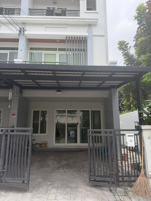 ให้เช่าทาวน์โฮม 3 ชั้น 3 ห้องนอน บ้านกลางเมือง เออบาเนียน ศรีนครินทร์ 46-1 หลังมุมในสุดมีพื้นที่ด้านข้าง ใกล้ MRT สายสีเหลือง   *** ราคาเช่า 30,000 บาท/เดือน ติดต่อ:: ชยา โทร/ID Line:: 0942823961   Link Line:: https://line.me/ti/p/3xFA1An8Kcรหัส# T26-790ทาวน์โฮม 3 ชั้น บ้านกลางเมือง เออบาเนียน ศรีนครินทร์ 46-1 • หลังมุมในสุดมีพื้นที่ด้านข้าง ใกล้ MRT สายสีเหลือง • พื้นที่ใช้สอย 250 ตร.ม. • 3 ห้องนอน 3 ห้องน้ำ• จอดรถในบ้านได้ 1 คัน และ�