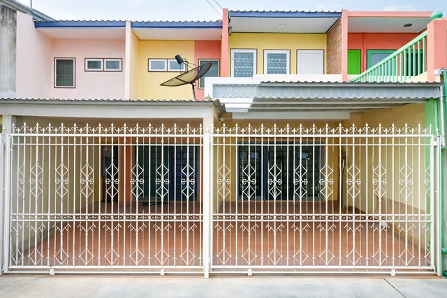 ทาวน์เฮาส์ 2 ชั้น 3นอน 4แอร์  ทำเลศักยภาพ ใกล้รพ.มงกุฎวัฒนะ  2น้ำ ใกล้ MRT ศูนย์ราชการเฉลิมพระเกียรติ 700 ม. พร้อมเครื่องปรับอากาศ ศึกษา และแหล่งไลฟ์สไตล์ครบครัน11,998B-M.และตลาดเมืองทอง ขนาด 24 ตร.ว. พื้นที่ใช้สอย 192 ตร.ม. บ้านตกแต่งใหม่ เหมาะสำหรับอยู่อาศัยเดินทางสะดวก ใกล้ศูนย์ราชการ สถาน 3Beds 4A/C Close to Hospital 2-Storey 2Baths 11,998B-M. Near MRT Government Complex StatioLifestyle Destinations.n 700 m.  and Muang Thong Market. Land Area 24 Sq.Wah with 192 Sq.m. of Usable Space. Newly Renovated with Air Conditioners
