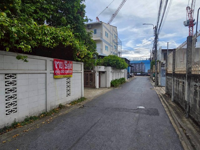ขายบ้านลาดพร้าว64แยก1  ขายบ้านลาดพร้าว  ขายที่บางกะปิ  ขายที่ลาดพร้าว 64 ซอยลาดพร้าว 64 แยก 1 แขวงลาดพร้าวฝั่งเหนือ  เขตบางกะปิกรุงเทพฯเนื้อที่ 211 ตารางวาขายที่เปล่าแถมบ้านมี 5 ห้องนอน 4 ห้องน้ำ มีสวน ร่มรื่น ที่จอดรถพร้อมผังเมืองสีเหลืองหน้ากว้างติดถนนซอย ลาดพร้าว 64 แยก 1 กว้าง 34 เมตรลึก 25 เมตรห่างจากถนนหลักลาดพร้าว 200 เมตรแหล่งชุมชน ปากซอยกำลังสร้างคอนโดราคาเจ้าข