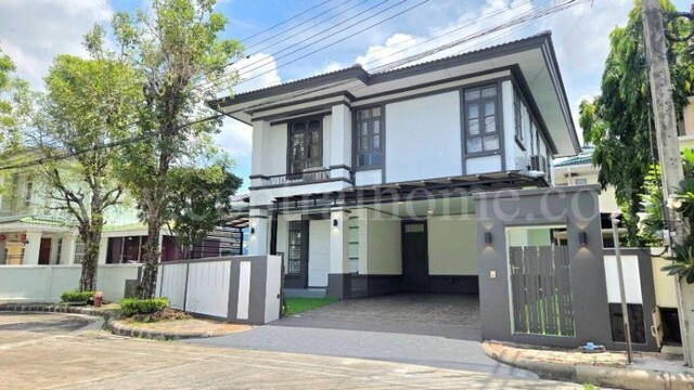 รหัสทรัพย์&nbsp; N1068บ้านเดี่ยว โกลเด้นล้านนา รามคำแหง 92&nbsp; ทำเลดีติดถนนรามคำแหง&nbsp;ที่ตั้ง : ซอยรามคำแหง 92 แขวงสะพานสูง เขตสะพานสูง กรุงเทพ 10240รายละเอียดทรัพย์- บ้านเดี่ยว 2 ชั้น, ขนาดพื้นที่ 71.6 ตารางวา, พื้นที่ใช้สอย 250&nbsp; ตารางเมตร- 3 ห้องนอน, 3 ห้องน้ำ, 2 ห้องรับแขก, 2 ห้องครัว, 1 ห้องเก็บของ, 2 ที่จอดรถ- ต่อเดิมเพิ่มขนาด 2 ชั้น ภายในตัวบ้าน, บรรยากาศเงียบสงบเป็นส่วนตัว- สามารถเลี�