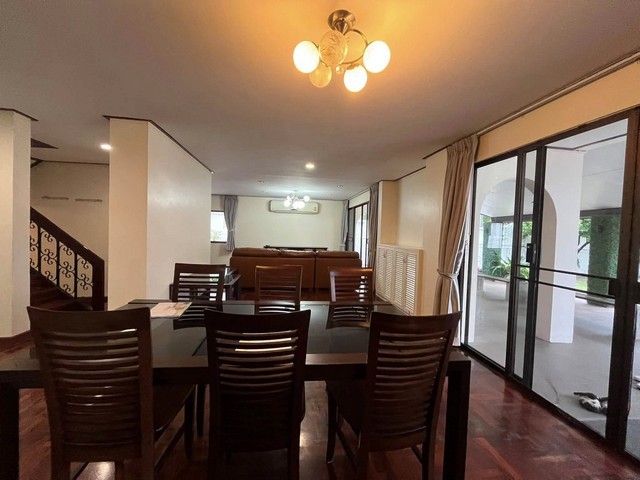 RHT2623ให้เช่าบ้านเดี่ยว   220 ตรว. 5 ห้องนอน 4 ห้องน้ำ  หมู่บ้านปัญญา พัฒนาการ 30พื้นที่ใช้สอยประมาณ 350 ตรม. พื้นที่สี่เหลี่ยมผืนผ้า มีสนามหญ้าขนาดใหญ่ พร้อมลานจอดรถได้ 4-5 คันสนใจติดต่อ : คุณเจี๊ยบ 092-851-6969Line : keti2522ราคาเช่า 90,000 บาท (งดต่อรอง เพราะโฟกัสขายมากกว่า)ซอย พัฒนาการ 30 แขวงสวนหลวง เขตสวนหลวง กรุงเทพมหานคร 10250รายละเอียด5 ห้องนอน 4 ห้องน้ำ 1 ห้องน้ำเล็ก2 ห้องแม่บ้าน 1 ห้องน้ำแม่�