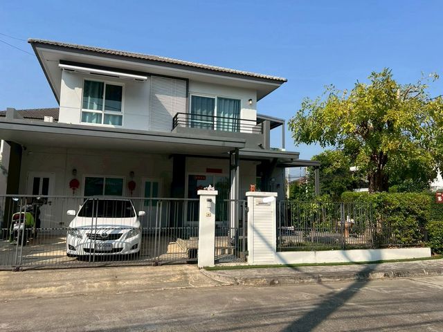 โซนแม่เหียะ #SereneLake ขายเพียง 7.9 ล้าน | #บ้านพร้อมผู้เช่า รับรายได้ทันที 38,000 บาท/เดือน บ้านเดี่ยว 2 ชั้น #แปลงหัวมุม ทำเลศักยภาพ ใกล้เมือง บรรยากาศโปร่ง โล่งเป็นส่วนตัว ด้านข้างไม่ติดบ้านอื่น เหมาะทั้งอยู่อาศัย และลงทุนระยะยาวรายละเอียดบ้านที่ดิน 65 ตร.วาพื้นที่ใช้สอยประมาณ 250 ตร.ม.4 ห้องนอน3 ห้องน้ำห้องแม่บ้าน/ห้องพี่เลี้ยงที่จอดรถชั้นบนมี 3 ห้องนอน 2 ห้องน้ำชั้นล่าง�