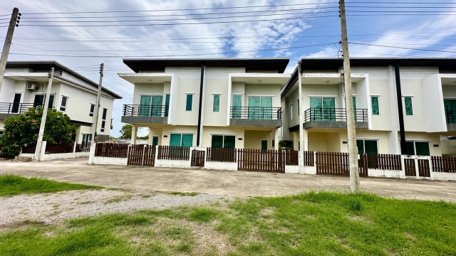 AOM  2871ขายยกโครงการ ที่ดินพร้อมบ้านแฝด ทำเลศักยภาพใจกลางปราณบุรี   โอกาสลงทุนบนทำเลติดถนนเพชรเกษม หนึ่งในเส้นทางหลักสู่ภาคใต้  ส่งต่อโครงการ ที่ดินพร้อมบ้านแฝด  บนเนื้อที่รวม 329.4 ตารางวา ตั้งอยู่  393 ม.1 ต.เขาน้อย อ.ปราณบุรี จ.ประจวบคีรีขันธ์ราคาขาย  21,000,000 บาทภายในโครงการประกอบด้วย ( ที่ดินพร้อมบ้านแฝด )- ที่ดินว่างเปล่า เนื้อที่รวม 254.2 ตารางวา แบ่งแปลงแล้ว 9  ขนาด 20-52 ตา
