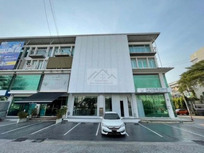 ขายอาคารสำนักงาน 4 ชั้น 2 คูหา 480 ตรม โครงการ H cape1 สุขาภิบาล 2 ประเวศ ตกแต่งหรูหรา ใกล้สนามบินสุวรรณภูมิติดต่อ: ชยา โทร/ID Line:: 0942823961Link Line:: https://line.me/ti/p/3xFA1An8Kcรหัส# T26-775อาคารสำนักงาน 4 ชั้น 2 คูหา โครงการ H cape 1 สุขาภิบาล 2 ประเวศ ตกแต่งหรูหรา• พื้นที่ใช้สอย 480 ตรม• 8 ห้องน้ำ• ตกแต่งหรูหรา พร้อมใช้งานรายละเอียด ::- ชั้น 1 : โซนต้อนรับ / ห้องน้ำ 2 ห้อง- ชั้น 2 : ห้องประชุม รองรับ 20 คน/ ห้องทำงานแยกส่วน 10 คน 