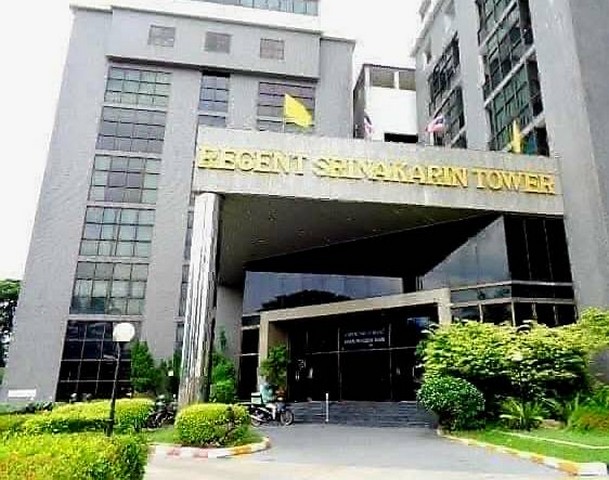 ขายพื้นที่สำนักงาน Regent Srinakarin Tower (รีเจ้นท์ ศรีนครินทร์ ทาวเวอร์)  ซ.ศรีนครินทร์18  มีขนาดพื้นที่ในสำนักงาน 63.52 ตารางเมตร มีทั้งหมด 3ห้อง ห้องประชุม ห้องผู้จัดการ และห้องพนักงาน  รายละเอียด อยู่ในโครงการ รีเจ้นท์  ศรีนครินทร์ ทาวเวอร์ ชั้น5 อาคารB ซึ่งเป็นชั้นที่มีส่วนกลาง สระว่ายน้ำ และ Fitness เข้าออกด้วยระบบ (Auto Access Card) / ระบบรักษาความปลอดภัยตลอด 24 ชม. / ที่จอดรถ  การเดินทางสะด�