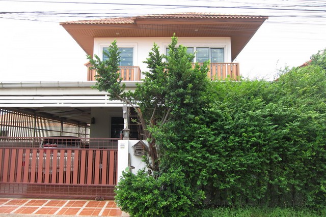   ขาย บ้านเดี่ยว/ทาวน์เฮ้าส์/คอนโด โครงการทรัพย์เจริญ  ถนน/ซอย ตำบลลำปลาทิว อำเภอลาดกระบัง จังหวัดกรุงเทพมหานคร  ราคา   3,000,000    บาท  (ราคาต่อรองได้)  รายละเอียดทรัพย์ -  เนื้อที่ 60.0 ตร.ว. พื้นที่ใช้สอย 146.0 ตร.ม. -  3 ห้องนอน 2 ห้องน้ำ 2 ที่จอดรถ -  บ้านหันไปทางทิศ ใต้  พิกัดทรัพย์ : https://maps.app.goo.gl/GLhU6KpFkLiiB3HN7  สถานที่ใกล้เคียง   -นิคมอุตสาหกรรมลาดกระบัง -ห้างสรรพสินค้าไอเพลส -โรงเรียนเตรียมอุด�