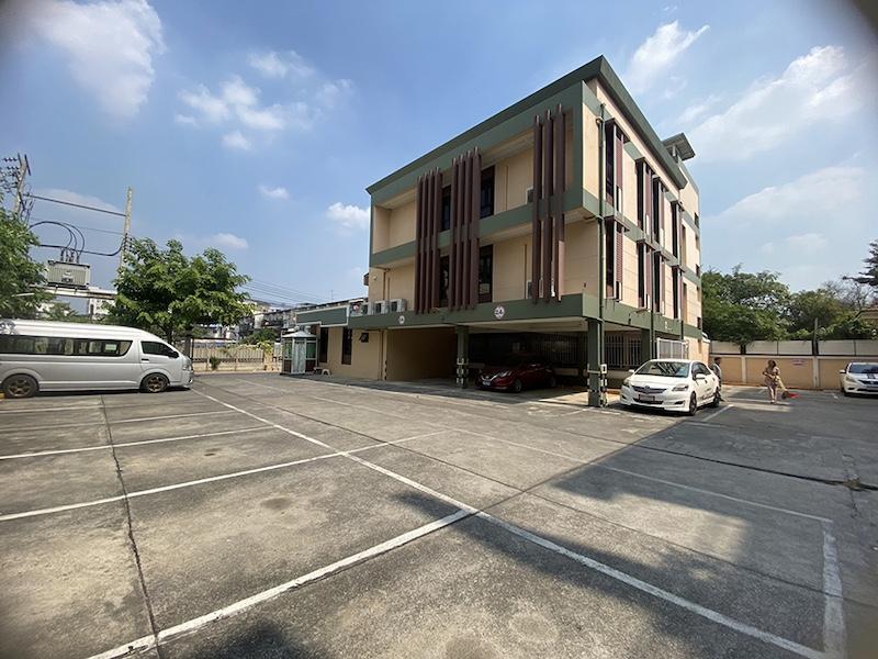 ให้เช่าอาคารสำนักงาน 3 ชั้น ซอยประชาอุทิศ 15 ใกล้สนามบินดอนเมืองตกแต่งพร้อมใช้งาน เหมาะทำสำนักงาน คลินิก ฟิตเนส หรือพักอาศัย พร้อมจดทะเบียนบริษัทได้ราคาเช่า 110,000 บาท / เดือน ( จดทะเบียนบริษัทได้ )ที่ตั้ง เลขที่ 2 ถนนประชาอุทิศ ซอยประชาอุทิศ 15 แขวงดอนเมือง เขตดอนเมือง กรุงเทพฯ 10210ติดต่อ : คุณภัสพงณ์ 0634098164Line : deedee23https://www.facebook.com/profile.php?id=61581484955548พื้นที่ใช้สอย 728 ตารางเมตร จำนวน 3 ชั้น ( 