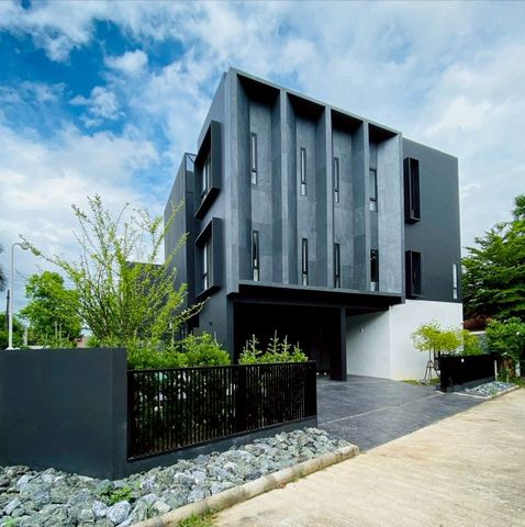ให้เช่า 130,000 บาท/เดือน ขาย 17.9 ล้าน 6 นอน 7 น้ำ #โซนหางดง #ใกล้กาดฝรั่ง Luxury Pool Villa สร้างใหม่ 3 ชั้น พื้นที่กว้าง ฟังก์ชันครบ ตกแต่งพร้อมอยู่ #รับสัตว์เลี้ยงรายละเอียดบ้านพื้นที่ใช้สอย 550 ตร.ม.ที่ดิน 83 ตร.ว.6 ห้องนอน7 ห้องน้ำ2 ห้องนั่งเล่น (Living Rooms)โถงสูง Double Volume โปร่งโล่งหรูหราครัวไทย + ครัวฝรั่งห้องซักรีดห้องเก็บของจอดรถได้ 3 คันสระว่ายน้ำส่วนตัว ขนาด 3.5 x 10 เมตรFully Furnishedเครื่องปรับอากาศ 