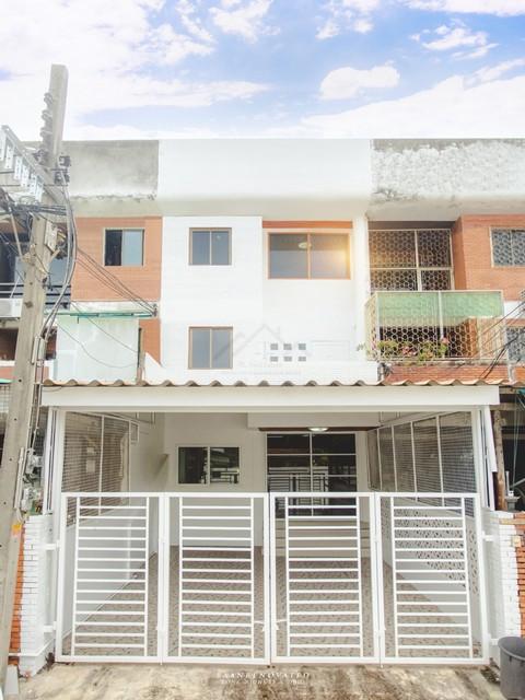 ขายทาวน์เฮ้าส์3ชั้น24ตร.ว.ย่านสุทธิสารซอยอินทามระ35 รีโนเวททั้งหลังเหมาะกับการอยู่อาศัยหรือเปิดออฟฟิต สำนักงานราคาขาย 6,500,000 บาท (ฟรีค่าโอน)ที่ตั้ง ถนนอินทามระ ซอยอินทามระ 35 แขวงรัชดาภิเษก เขตดินแดง กรุงเทพมหานคร 10400ติดต่อ : คุณภัสพงณ์ 0634098164Line : deedee23https://www.facebook.com/profile.php?id=61581484955548เนื้อที่ 24 ตารางวา จำนวน 3 ชั้น 5 ห้องนอน 4 ห้องน้ำมี 1 ห้องโถง 1 ห้องใต้ดิน จอดรถได้ 1-2 คันแถมแอร์ใหม่แกะก�