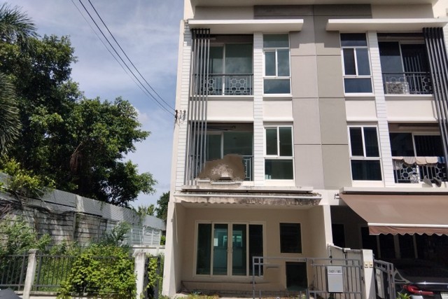   ขาย บ้านเดี่ยว/ทาวน์เฮ้าส์/คอนโด โครงการ โครงการ บ้านกลางเมือง  ถนน/ซอย ตำบลสวนหลวง อำเภอสวนกลวง จังหวัดกรุงเทพมหานคร  ราคา    6,900,000   บาท  (ราคาต่อรองได้)  รายละเอียดทรัพย์ -3 ห้องนอน 3 ห้องน้ำ จอดรถได้ 1 คัน -ที่ดิน 41.7 ตร.ว. -พื้นที่ใช้สอย 230 ตร.ม. -  บ้านหันไปทางทิศ ตะวันตกเฉียงเหนือ  พิกัดทรัพย์ : https://maps.app.goo.gl/3mrNptc1uXa8bRPM7  สถานที่ใกล้เคียง   -แม็กซ์แวลู ซูเปอร์มาร์เก็ต สาขาพัฒนาการ -โรง�