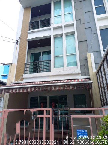   ขาย บ้านเดี่ยว/ทาวน์เฮ้าส์/คอนโด โครงการ หมู่บ้าน กลางเมือง ลาดพร้าว 87  ถนน/ซอย ตำบล คลองเจ้าคุณสิงห์ อำเภอวังทองหลาง กท จังหวัดกรุงเทพมหานคร  ราคา   6,500,000    บาท  (ราคาต่อรองได้)  รายละเอียดทรัพย์ -  เนื้อที่  36.4 ตรว.  พื้นที่ใช้สอย  36.4 ตรว. -  3 ห้องนอน 3 ห้องน้ำ จอดรถได้ 2 คัน -  1 ที่จอดรถ  -  บ้านหันไปทางทิศ ใต้  พิกัดทรัพย์ : https://maps.app.goo.gl/8yfxp3nUXZF6pQ9fA  สถานที่ใกล้เคียง   -วิทยาลัยศิลปหัตถกรรม�