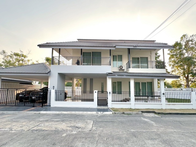 BH4136 ขายหรือให้เช่าบ้านเดี่ยว บ้านซื่อตรง บางบัวทอง 340 หลังมุม พื้นที่ใหญ่ มีเรือนรับรองแยก เหมาะอยู่อาศัยหรือทำ Home Officeติดต่อAgent คุณบัว (Bua)Tel: 093-646-4597LINE ID: Bua093ราคาเช่า 45,000 บาท/เดือนราคาขาย 6,500,000 บาทบ้านเดี่ยว 2 ชั้น หลังมุม ในโครงการบ้านซื่อตรง บางบัวทอง 340 จังหวัดนนทบุรี บ้านขนาดใหญ่ พื้นที่กว้างขวาง บรรยากาศเงียบสงบ มีความเป็นส่วนตัวสูง ไม่ติดบ้านข้างเคียง พร้อมเรือนรับ�