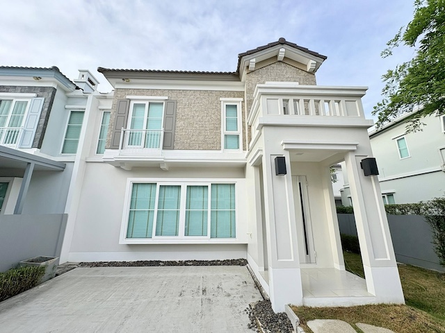 BH4135 ให้เช่าบ้านแฝด Anya บางนา-รามคำแหง 2 ใกล้ Mega Bangna บ้านสวยพร้อมอยู่ เลี้ยงสัตว์ได้ติดต่อAgent คุณบัว (Bua)Tel: 093-646-4597LINE ID: Bua093ราคาเช่า 50,000 บาท/เดือนให้เช่าบ้านแฝดสไตล์โมเดิร์นในโครงการ Anya บางนา-รามคำแหง 2 จาก Land & Houses ทำเลศักยภาพใกล้ Mega Bangna, IKEA, สนามบินสุวรรณภูมิ และโรงเรียนนานาชาติ Dulwich College International School เหมาะสำหรับครอบครัว ชาวต่างชาติ และผู้ที่มองหาบ้านพร้อมอยู่ในโซนบางนารายละเอียดทรัพย์�