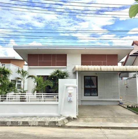 ขายเพียง 2.5 ล้าน 56 ตรว. #โซนหางดง บ้านเดี่ยวชั้นเดียว #ใกล้กาดฝรั่ง #เฟอร์นิเจอร์และเครื่องใช้ไฟฟ้าครบครัน #หิ้วกระเป๋าพร้อมเข้าอยู่ได้เลยขนาดที่ดิน 56 ตร.ว.2 ห้องนอน 2 ห้องน้ำ1ห้องนั่งเล่น1 ห้องครัว1 ที่จอดดรถ3 แอร์2 เครื่องทำน้ำอุ่น1 ตู้เย็น1 เครื่องซักผ้า 1 โต๊ะอาหาร1 เตาแก๊สสิ่งอำนวยความสะดวกในหมู่บ้านสระว่ายน้ำเข้า-ออก หมู่บ้านด้วยคีย์การ์ดกล้องวงจรปิด CCTVสถาน