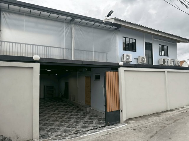 RH02212 ให้เช่าบ้านเดี่ยว 56 ตารางวา 5 ห้องนอน 2 ห้องน้ำเครื่องปรับอากาศ 8 เครื่อง  ซอยสุขุมวิท 56 ใกล้ BTS และทางด่วน บ้านเดี่ยว ซอยสุขุมวิท 56ที่ตั้ง  ซอย สุขุมวิท 56 แขวงพระโขนงใต้ เขตพระโขนง กรุงเทพมหานคร 10260บ้านเดี่ยว 2 ชั้น  53 ตร.ว.5 ห้องนอน 2 ห้องน้ำ 1 ห้องแต่งตัว (Walk-in Closet) ห้องนั่งเล่นและพื้นที่รับแขก ห้องดูทีวีแยกเป็นสัดส่วน ห้องอเนกประสงค์ เหมาะสำหรับ Home Officeเครื่องปรับอากาศ 8 