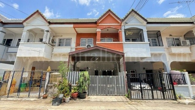 รหัสทรัพย์ : N1113ทาวน์เฮ้าส์ หมู่บ้าน บัวทองธานี บางบัวทอง นนทบุรี บ้านสวย ทำเลดี ราคาถูกที่ตั้ง : ถนนกาญจนาภิเษก ตำบลบางบัวทอง อำเภอบางบัวทอง จังหวัดนนทบุรี 11110รายละเอียดทรัพย์&nbsp;- ทาวน์เฮ้าส์ 2 ชั้น เนื้อที่ 20 ตารางวา พื้นที่ใช้สอย 100 ตารางเมตร- 3 ห้องนอน, 2 ห้องน้ำ, 1 ห้องนั่งเล่น, 1 ห้องครัว, 1 ที่จอดรถ- บ้านเล่นระดับ พื้นชั้นบนกระเบื้อง / พื้นชั้นล่างกระเบื้อง- ต่อเติม�