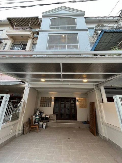 ให้เช่าทาวน์โฮม 4 ชั้น 220 ตรม. 3 ห้องนอน ซอยสุขุมวิท 101/1 ใกล้ BTS ปุณณวิถี *** ราคาเช่า 40,000 บาท/เดือน  ติดต่อ:: ชยา โทร/ID Line:: 0942823961   Link Line:: https://line.me/ti/p/3xFA1An8Kcรหัส# T26-803 ทาวน์โฮม 4 ชั้น ซอยสุขุมวิท 101/1 ใกล้ BTS ปุณณวิถี • เนื้อที่ประมาณ 17.5 ตรว.• พื้นที่ใช้สอย 220 ตรม. • 3 ห้องนอน• 3 ห้องน้ำ• 2 ห้องนั่งเล่น• 2 ครัว  • 3 ที่จอดรถ • หน้ากว้างพิเศษ 5 เมตร โปร่งสบาย จัดสรรพื้นที่ได้ลงตัว สถานที่สำคัญใกล้เคียง• BTS ปุณ�