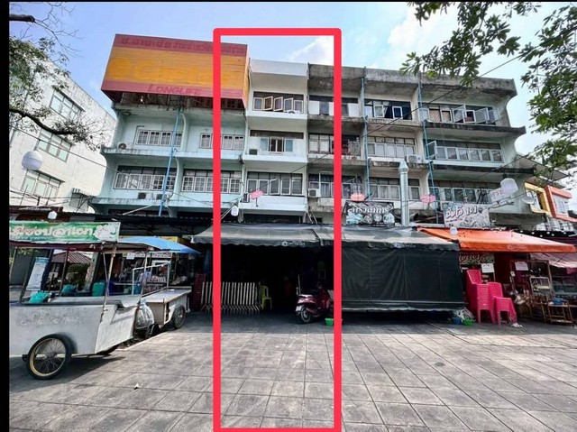ขาย #อาคารพาณิชย์ 4 ชั้นครึ่ง 1 คูหา ทำเลทอง ซ. เอกมัย 30 ใจกลางเมือง #ใกล้BTSเอกมัย เหมาะทำโฮมออฟฟิศ ร้านค้า หรือปล่อยเช่าลงทุนราคาขาย: 8,900,000 บาท(ราคาประเมิน 11,000,000 บาท)#รายละเอียดประเภททรัพย์ :  อาคารพาณิชย์ 4 ชั้นครึ่ง (มีชั้นลอย)ขนาดที่ดิน : 17.1 ตร.วาพื้นที่ใช้สอย : ประมาณ 220 ตร.ม.จำนวนห้อง : 4 ห้องนอน 2 ห้องน้ำ- มีชั้นลอย และต่อเติมเพิ่มเฟอร์นิเจอร์ และ เครื่องใช้ไฟฟ้า : แอร์ 2 เคร�