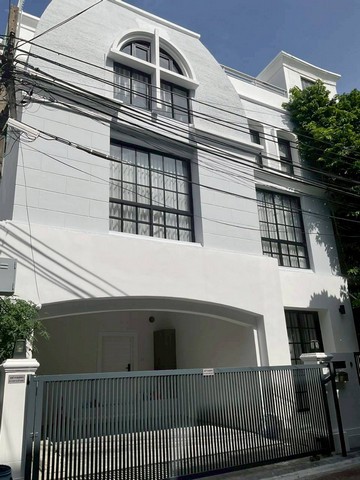 ให้เช่า #ทาวน์โฮม 4 ชั้น (Renovateใหม่) ซอยเอกมัย 12 (ซอยเจริญใจ) #ใกล้โรงเรียนเอกมัยอินเตอร์ราคาเช่า : 120,000 บาท/เดือน#รายละเอียดประเภททรัพย์ : ทาวน์โฮม 4 ชั้น (Renovateใหม่)ขนาดที่ดิน : 36 ตรว.พื้นที่ใช้สอย : 400 ตรม. จำนวนห้อง : 4 ห้องนอน 5 ห้องน้ำ- 1 ห้องนั่งเล่น- 1 ห้องแม่บ้าน ที่จอดรถ : 2 คันเฟอร์นิเจอร์ / เครื่องใช้ไฟฟ้า : เฟอร์นิเจอร์ครบตามรูป-  แอร์ 6 ตัว- ชุดห้องนอน 2 ชุด- ตู้เย็น- โต๊ะอาหารพิก�