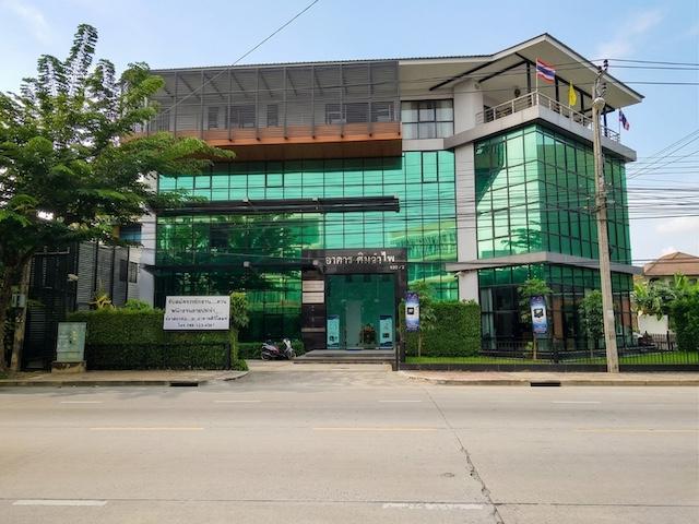 ให้เช่าอาคารสำนักงาน 4 ชั้น พร้อมชั้นดาดฟ้า มีที่พักอาศัยและลิฟต์ส่วนตัว ถนนคู้บอน 29 อาคารหัวมุม เขตคันนายาวราคาขาย 58,000,000 บาทราคาเช่า 300,000 บาท / เดือนที่ตั้ง ถนนคู้บอน ซอยคู้บอน 29 แขวงรามอินทรา เขตคันนายาว กรุงเทพมหานครติดต่อ : คุณภัสพงณ์ 0634098164Line : deedee23https://www.facebook.com/profile.php?id=61581484955548เนื้อที่ 185 ตารางวา พื้นที่ใช้สอยประมาณ 1,700 ตารางเมตร จำนวน 4 ชั้น มีลิฟต์โดยสารส่วนตัวภายในอาคาร เ