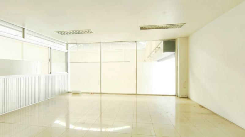 ให้เช่าโกดัง โรงงาน พร้อมออฟฟิศในตัว ขอใบร.ง.ได้ รถใหญ่เข้าออกสะดวก แพรกษา สมุทรปราการที่ตั้ง : แพรกษา สมุทรปราการพื้นที่รับน้ำหนัก 800 ตร.ม. พื้นที่ใช้สอยรวม 1,368 ตร.ม.รายละเอียด- เพดานสูง 8–12 เมตร โปร่ง ระบายอากาศดี จัดวางสินค้าได้เต็มพื้นที่- อาคารทาสีกันความร้อน ช่วยลดอุณหภูมิภายใน ประหยัดพลังงาน- มีสำนักงานในตัว พร้อมห้องน้ำส่วนตัว - รองรับระบบไฟ 3 เฟส- พื้นที�