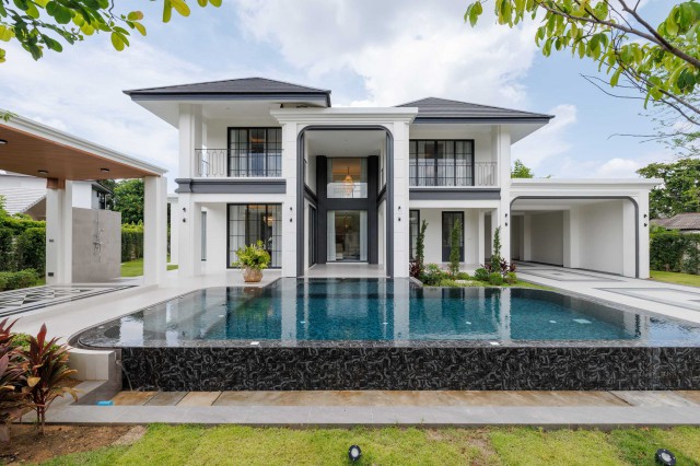 AOM 2879Super Luxury Pool Villa ระดับคฤหาสน์ โซนสารภี เชียงใหม่   ตำบลไชยสถาน สารภี,เชียงใหม่   บ้านเดี่ยว   5  ห้องนอน   6   ห้องน้ำ   1  ห้องรับแขก   1  ห้องครัว   ที่ดิน   0-2-21.00 ไร่   ใช้สอย   426.00 ตร.ม.ราคา฿ 28,900,000ความพรีเมียมระดับคฤหาสน์- 5 ห้องนอน- 6 ห้องน้ำ- อาคารแม่บ้าน 1 ห้องนอน 1 ห้องน้ำ- ห้องเก็บของ- ห้องซักรีด- พื้นที่ใช้สอย 426 ตร.ม.- ที่ดิน 212 ตร.ว.- สระว่ายน้ำส่วนตัว (Private Pool) สระกว้างพิเศษถึง 9.5 เมตร! ใหญ่กว่ามา