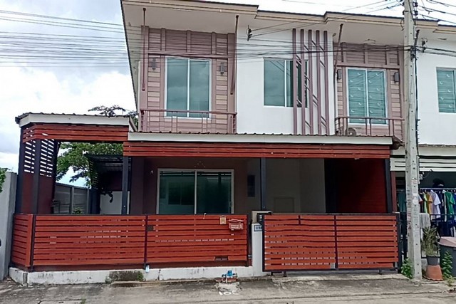   ขาย บ้านเดี่ยว/ทาวน์เฮ้าส์/คอนโด โครงการ  หมู่บ้านพฤกษา 94 (พฤกษา ไพร์ม วัชรพล-สายไหม)  ถนน/ซอย ถนนสายไหม ตำบลสายไหม อำเภอสายไหม จังหวัดกรุงเทพมหานคร  ราคา  2,350,000     บาท  (ราคาต่อรองได้)  รายละเอียดทรัพย์ -  เนื้อที่  25.9 ตรว. พื้นที่ใช้สอย 110 ตรม. -  3 ห้องนอน 2 ห้องน้ำ  -  1 ที่จอดรถ  -  บ้านหันไปทางทิศ ออก  พิกัดทรัพย์ : https://maps.app.goo.gl/hiY9R8KnTy4ZcLTMA  สถานที่ใกล้เคียง  - วัดอยู่ดีบำรุงธรรม- บิ๊กซีฟู้ด �