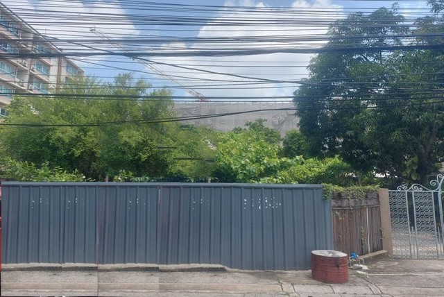   ขาย บ้านเดี่ยว/ทาวน์เฮ้าส์/คอนโด โครงการ พญาไท กรุงเทพมหานคร   ถนน พหลโยธิน (ทล.1) ตำบล สามเสนใน อำเภอ พญาไท จังหวัด กรุงเทพมหานคร  ราคา    80,000,000   บาท  (ราคาต่อรองได้)  รายละเอียดทรัพย์ -  เนื้อที่ 3 งาน 6.2 ตร.ว.    พิกัดทรัพย์ : https://maps.app.goo.gl/r8ssrpZLum93DQW57  สถานที่ใกล้เคียง   -โรงพยาบาลพญาไท 2 -โรงพยาบาลพระมงกุฎเกล้า -อนุสาวรีย์ชัยสมรภูมิ -เซ็นจูรี่ เดอะ มูฟวี่ พลาซ่า อนุสาวรีย์ชัยสมรภูมิ  รหั