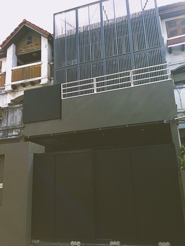 ให้เช่า - ขายโฮมออฟฟิศ 3 ชั้น 38 ตรว. 350 ตรม. ซอยพระรามเก้า ซอย 19 (ซอยวัดพระราม9) เหมาะทำออฟฟิศ และพักอาศัยได้*** ราคาเช่า 57,000 บาท/เดือน  *** ราคาขาย 15.5 ล้านบาท ติดต่อ::  ชยา โทร/ID Line:: 0942823961   Link Line:: https://line.me/ti/p/3xFA1An8Kcรหัส# T26-235โฮมออฟฟิศ 3 ชั้น ซอยพระรามเก้า ซอย 19 (ซอยวัดพระราม9)• ขนาดที่ดิน 38 ตรว.• พื้นที่ใช้สอย 350  ตรม.• ห้องทำงาน 5 ห้องใหญ่• ห้องน้ำ 4 ห้อง • แอร์ครบทุกห้อง ห้องแม่บ้าน พื้นที่ครัว และเคา�