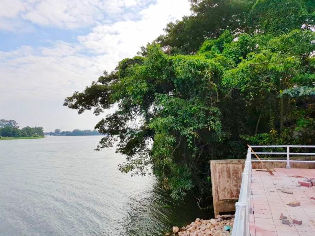 ร้านอาหารริมน้ำ โรงแรม  ที่ดินริมแม่น้ำแม่กลอง 2ไร่ 110 ตร.ว.3,640 ตร.ม. ใกล้วัดหลุมดิน 350 ม. 14,998B-M. ทำเลสวยบรรยากาศดี ร่มรื่น ติดชุมชน อากาศปลอดโปร่ง เหมาะสำหรับพัฒนาเป็นร้านอาหารริมน้ำ โรงแรม รีสอร์ต คาเฟ่ หรือธุรกิจท่องเที่ยว ใกล้รพ.สต.หลุมดิน 400 ม. ตลาด สถานศึกษา และท่าน้ำแม่กลอง เดินทางสะดวก เชื่อมต่อเข้าสู่ตัวเมืองราชบุรีได้อย่างรวดเร็วWaterfront restaurant hotel. Riverside land on the MaeKlong River 2rai 1