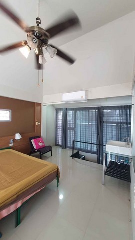 RHT2627ให้เช่าบ้านเดี่ยว มีสระว่ายน้ำ ใกล้แยกเหม่งจ๋าย ใกล้Mrtห้วยขวาง ,โรงเรียนบีบีเอสและโรงเรียนนานาชาติรีเจ้นท์ ซอยรัชดานิเวศ ซอย 12 เนื้อที่ดิน 75 ตร.วา พื้นที่ใช้สอย150 ตร.ม. 5ห้องนอน 2ห้องน้ำ มีที่จอดรถสนใจ ติดต่อ : คุณเจี๊ยบ 092-851-6969Line : keti2522ราคาเช่า 55,000/เดือน สัญญา1ปี ประกัน2เดือน ล่วงหน้า1เดือนซอย รัชดานิเวศน์ 12แขวงสามเสนนอก เขตห้วยขวาง กรุงเทพมหานคร 103105 ห้อง (2 ห้องนอน + 3 ห�