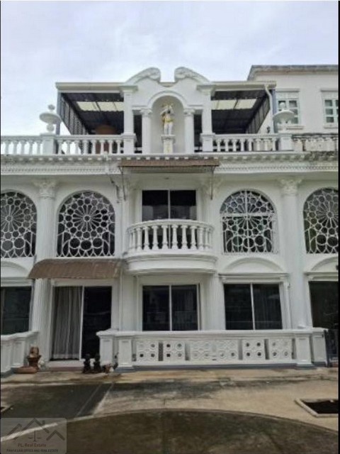 ให้เช่าทาวน์โฮม 4 ชั้น โครงการ Leo Classic Place สุขุมวิท 49/13 เฟอร์ครบ พร้อมอยู่ใกล้ BTS ทองหล่อ–พร้อมพงษ์ เลี้ยงสัตว์ได้ *** ราคาเช่า 88,000 บาท/เดือน (ต่อรองได้)ติดต่อ:: ชยา โทร/ID Line:: 0942823961Link Line:: https://line.me/ti/p/3xFA1An8Kcรหัส# T26-764ทาวน์โฮม 4 ชั้น โครงการ Leo Classic Place  สุขุมวิท 49/13 ใจกลางสขุมวิท • พื้นที่ใช้สอยประมาณ 250 ตร.ม• 5 ห้องนอน ( 2 ห้องใหญ่ ห้องน้ำในตัว, 1 ห้องนอน มีห้องน้ำในตัว 1 ห้องนอนเล็ก ห้องน้ำแยก 1 ห้องแม่บ้�