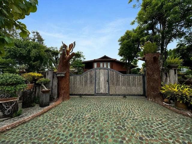 ขายที่ดินพร้อมบ้านทรงไทย 2 ชั้น 303 ตรว. โครงการ ปรีชา ศรีนครินทร์ Preecha Srinakarin บรรยากาศร่มรื่น ใกล้เมกะบางนา*** ราคาขาย 41 ล้านบาท ติดต่อ: ชยา โทร/ID Line:: 0942823961   Link Line:: https://line.me/ti/p/3xFA1An8Kcรหัส# PR443 บ้านเดี่ยวขนาดใหญ่โครงการ ปรีชา ศรีนครินทร์ Preecha Srinakarin บรรยากาศร่มรื่น เหมาะอยู่อาศัย• ขนาด 303 ตารางวา บรรยากาศร่มรื่น • 2 ห้องนอน • 3 ห้องน้ำ• ที่สวย หน้ากว้าง • จุดเด่นหายาก ที่ดิน “ติดถนนใหญ่” ในหมู่�